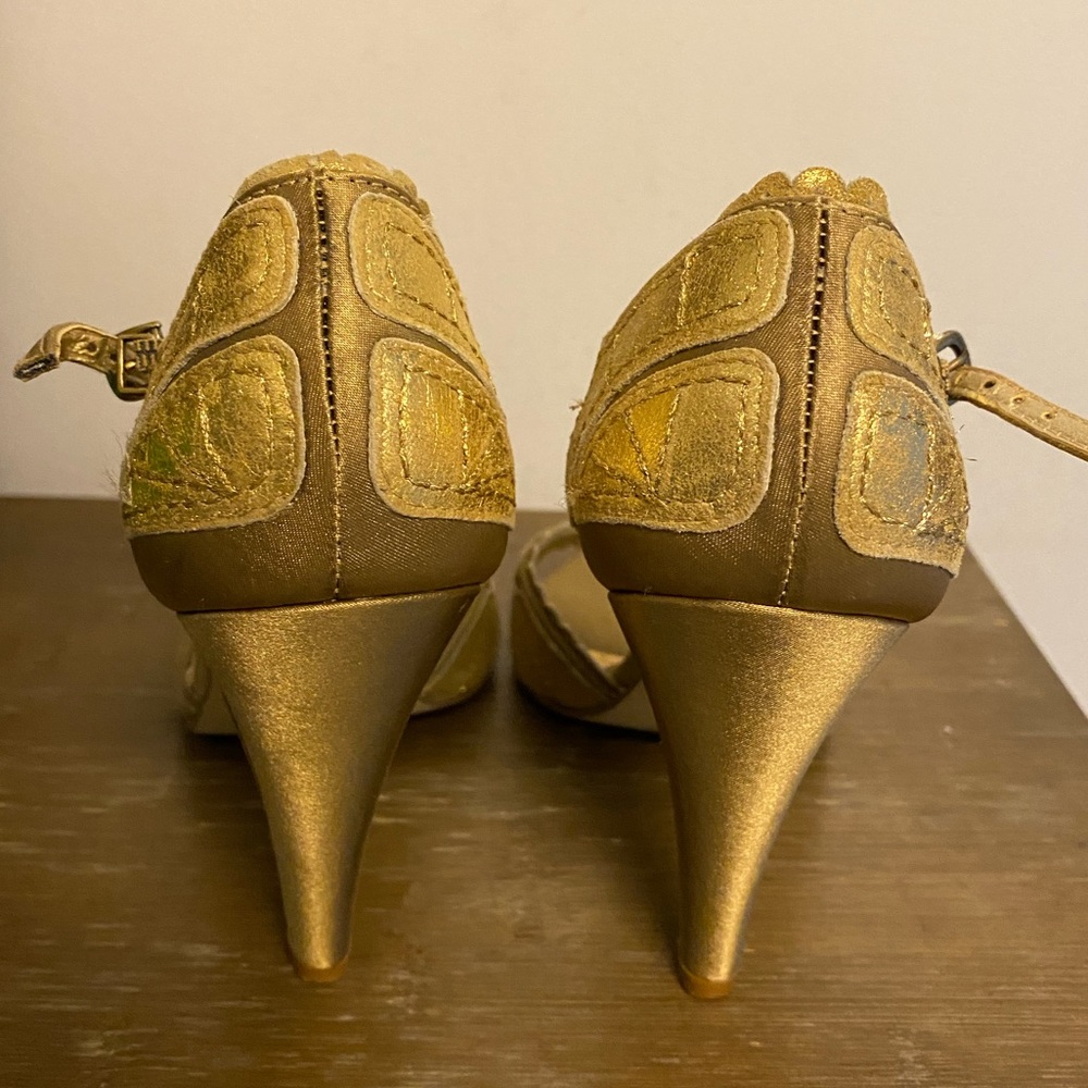 Nicole Miller gold t-strap sandal. - Picture 4 of 7
